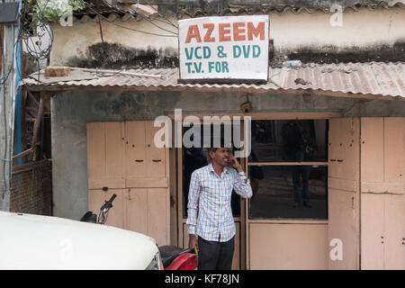 Hyderabad, Indien - Oktober 22,2017 Ein Mann steht vor einem dvd, vcd Verleih in Hyderabad, Indien. Stockfoto