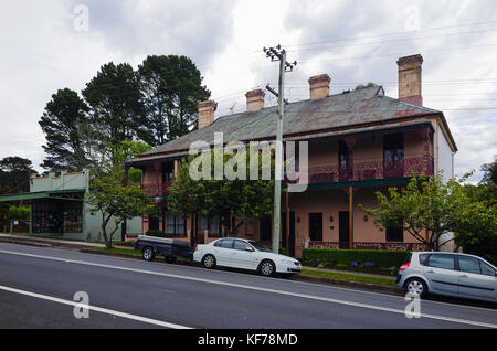 Dorf Straße mit alten historischen Häusern in den Blue Mountains Australien. Victoria Street View Mount mit historischen Gebäuden. Stockfoto