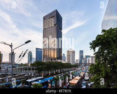 Jakarta, Indonesien - 20. Oktober 2017: Heavy Traffic versuchen, ihre Weise in den Stau entlang der sudirman Avenue im Geschäftsviertel von ja finden Stockfoto