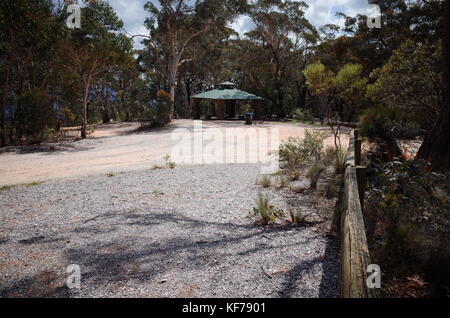 Stein suche Hütte mit Parkplatz und die umliegenden Bäume am Mt Boyce, in den Blue Mountains, Australien. Stockfoto