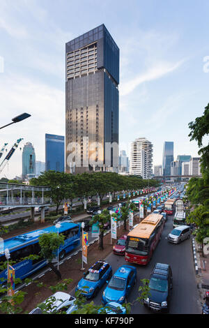 Jakarta, Indonesien - 20. Oktober 2017: Heavy Traffic versuchen, ihre Weise in den Stau entlang der sudirman Avenue im Geschäftsviertel von ja finden Stockfoto