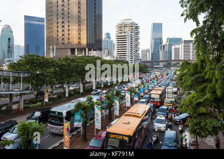 Jakarta, Indonesien - 20. Oktober 2017: Heavy Traffic versuchen, ihre Weise in den Stau entlang der sudirman Avenue im Geschäftsviertel von ja finden Stockfoto