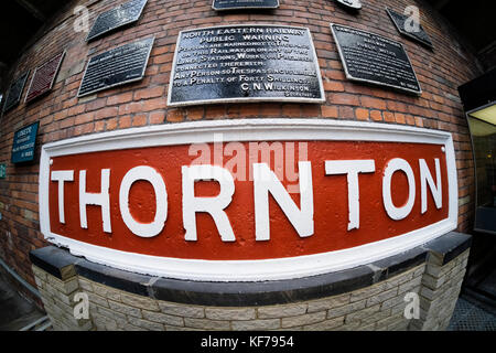 Alte Eisenbahn Zeichen und Thornton Station anmelden Industrial Museum in Bradford, West Yorkshire, England, Großbritannien Stockfoto