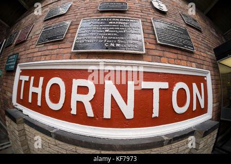 Alte Eisenbahn Zeichen und Thornton Station anmelden Industrial Museum in Bradford, West Yorkshire, England, Großbritannien Stockfoto