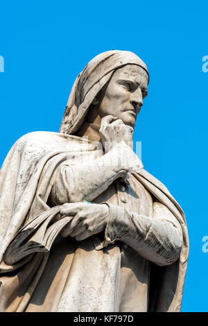 Statue von Dante Alighieri, der große italienische Dichter in Piazza dei Signori Square, Verona, Venetien, Italien Stockfoto