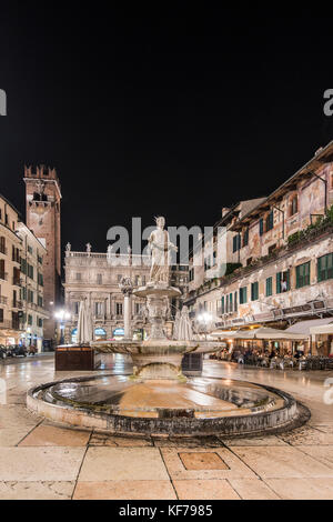 Nachtansicht von Madonna Verona Brunnen auf der Piazza delle Erbe Square, Verona, Venetien, Italien Stockfoto