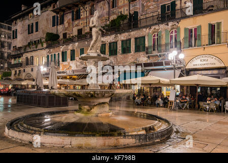 Nachtansicht von Madonna Verona Brunnen auf der Piazza delle Erbe Square, Verona, Venetien, Italien Stockfoto