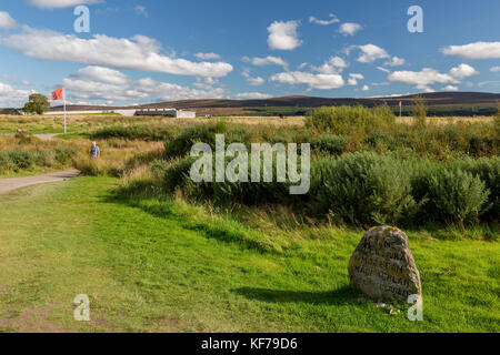 Einen Grabstein eines der Clan chieftains im Culloden Battlesite Standort in der Nähe von Inverness, Schottland, Großbritannien getötet Stockfoto