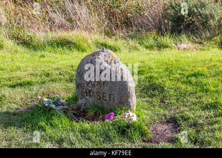 Einen Grabstein eines der Clan chieftains im Culloden Battlesite Standort in der Nähe von Inverness, Schottland, Großbritannien getötet Stockfoto