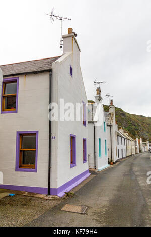 Viele der Häuser haben bunte Fenster umgibt in der kleinen schottischen Fischerdorf Pennan, Aberdeenshire, Schottland, Großbritannien Stockfoto