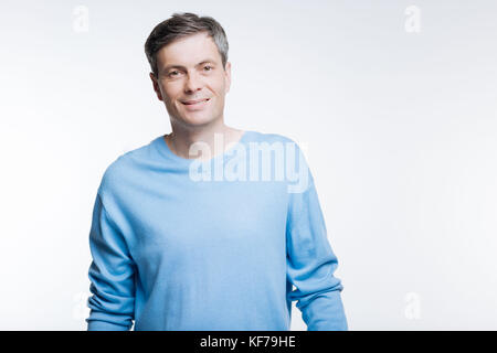 Portrait von gut aussehender Mann mittleren Alters in blauer Pullover Stockfoto