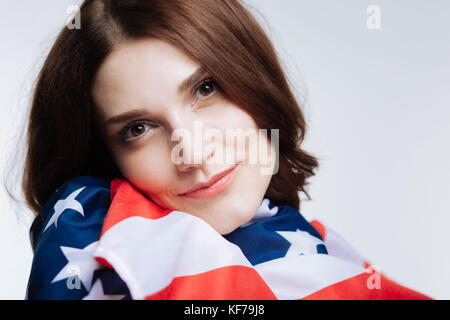 Nahaufnahme der schönen Frau Schiefen Wange auf US Flag Stockfoto