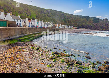 Auf der Suche nach Westen entlang der Küste auf dem Land in der kleinen schottischen Fischerdorf Pennan, Aberdeenshire, Schottland, Großbritannien Stockfoto