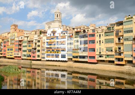 Häuser am Fluss Onyar, Girona, Katalonien, Spanien. Stockfoto