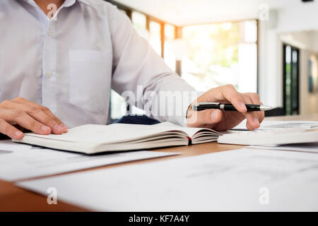 Steuerberater oder Banker Berechnung Gleichgewicht. Finanzen-Investment-Wirtschaft spart Geld oder Versicherungskonzept Stockfoto