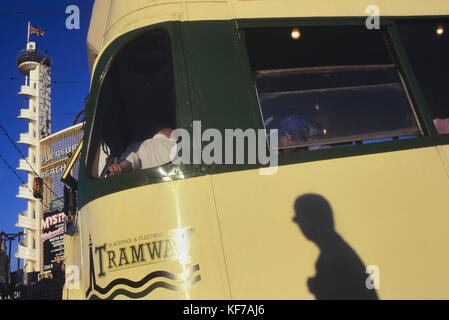 Blackpool tram außerhalb des Pleasure Beach Tower, Blackpool, Lancashire, England, Großbritannien Stockfoto