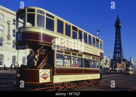 Die Schraubeder 66 Vintage Straßenbahn fährt entlang der Strandpromenade in Blackpool, Lancashire, Großbritannien Stockfoto