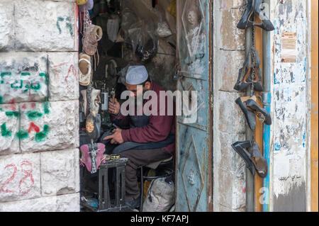 Ein Schuster in seiner Werkstatt. Madaba, Jordanien Stockfoto