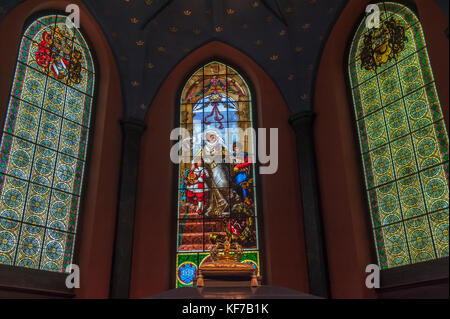 Der Sarkophag und Glasfenster von Karin Månsdotter, Königin von Schweden in Kankas Kapelle, Turku Dom Interieur. Finnland Stockfoto