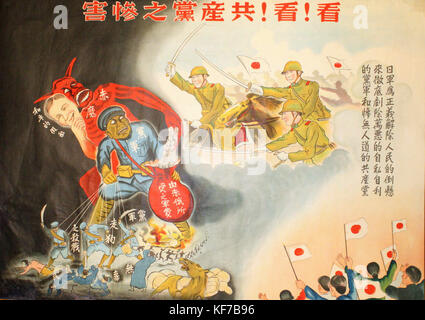 Propaganda Poster, in der chinesischen, der japanischen produziert - geförderte Regierungen in China während des chinesisch-japanischen Krieges (1937-1945). Diese Regierungen waren von großen japanischen militärischen Befehle, und Poster wurden verwendet, um die Zusammenarbeit zwischen Chinesischen und Japanischen zu fördern. Englische Übersetzung: "In der kommunistischen Verbrechen!" Chinesen: 看！看！共產黨之慘害！in kleinen Buchstaben, Englisch Übersetzung ist "Die nur japanische Armee befreit die Menschen von der Grausamkeit und rottet die böse und egoistisch Kommunistischen Amy und die rücksichtslose Kommunistischen Partei." Chinesisch: 日軍為正義解除人民的倒懸來徹底剷除萬惡的自私自利的黨軍和慘無人道的共產黨. Stockfoto