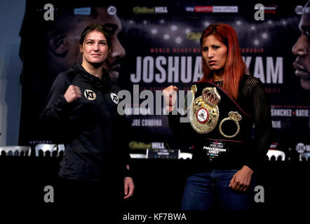 Katie Taylor und Anahi Esther Sanchez während der Pressekonferenz im National Museum Cardiff. Stockfoto