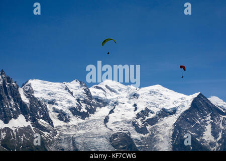 Paragliding auf den Mont Blanc Massiv in den Französischen Alpen über Chamonix. Stockfoto