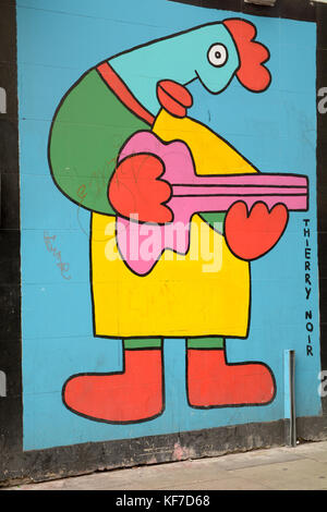 Huhn Spielen einer Gitarre - street art Stück von Thierry Noir auf Redchurch Street in Shoreditch London England Stockfoto