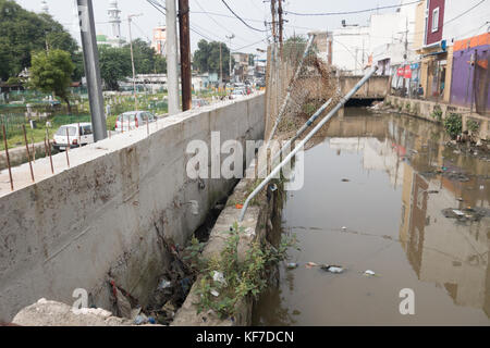 HYDERABAD, Indien - Oktober 22,2017. Konkrete bund Mauer gebaut die Straße aus in Hyderabad, überflutet zu werden, um zu verhindern, Indien Stockfoto