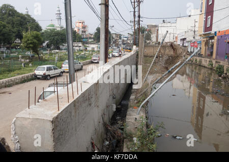 HYDERABAD, Indien - Oktober 22,2017. Konkrete bund Mauer gebaut die Straße aus in Hyderabad, überflutet zu werden, um zu verhindern, Indien Stockfoto