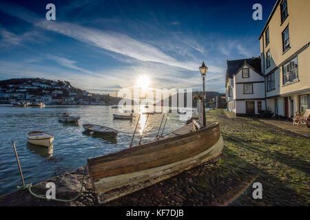 Wunderschöne frühe Morgenaufnahme von Dartmouth von Bayards Cove mit einem Holzboot am Kai und Booten, die auf dem Wasser mit der Sonne aufgehen Stockfoto