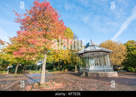 Wunderschöne viktorianische Musikpavillon im historischen Dartmouth, Devon in einem öffentlichen Park mit Bäumen in herrlichen Herbstfarben an einem sonnigen Oktobertag Stockfoto