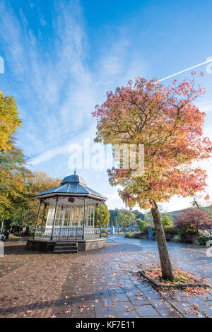 Wunderschöne viktorianische Musikpavillon im historischen Dartmouth, Devon in einem öffentlichen Park mit Bäumen in herrlichen Herbstfarben an einem sonnigen Oktobertag Stockfoto