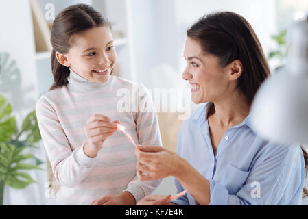 Fröhliche positive Frau mit einem Haftnotiz Stockfoto