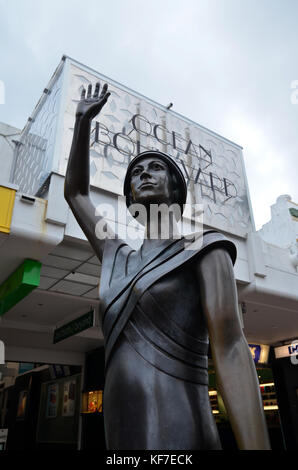 Eine Statue eines Flapper Girl außerhalb der Ocean Boulevard Einkaufsviertel in Napier, Neuseeland. Stockfoto