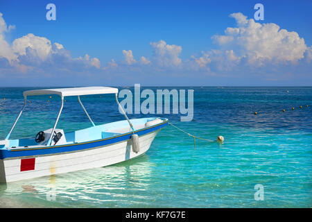 Puerto Morelos Beach Boat in Mayan Riviera Maya Mexiko Stockfoto