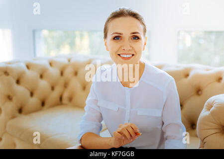 Freundlich lächelnde Frau suchen glücklich Stockfoto