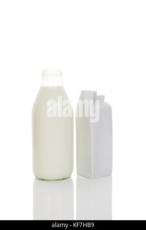 Weiß leer Milch Karton und Flasche, auf weißem Hintergrund. Paket mockup ohne Label und Design. Stockfoto