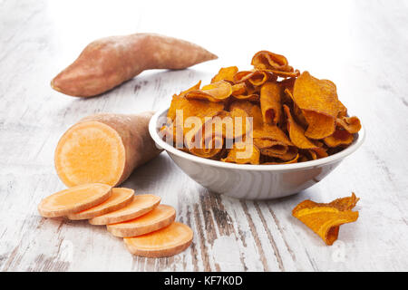 Batata Chips in weiße Tasse auf weißem Hintergrund Holz isoliert. Stockfoto