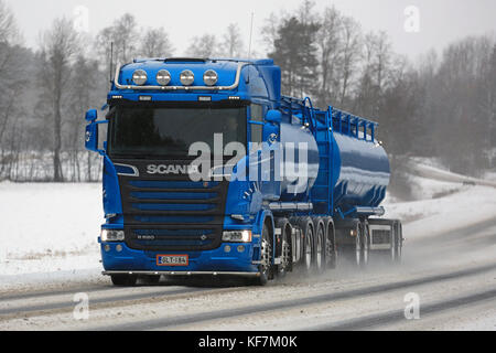 Salo, Finnland - Februar 6, 2016: Neue, blaue Scania R580 v8-Tank-LKW auf der Straße im Winter Schnee im Süden Finnlands. Scania feiert 125 Jahre i Stockfoto