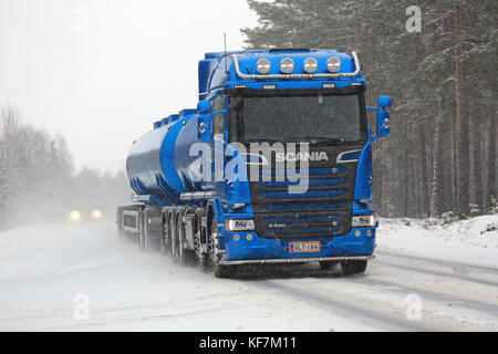 Salo, Finnland - Februar 6, 2016: Neue, blaue Scania R580 v8-Tank-LKW auf der Straße im Winter Schneefall im Süden Finnlands. im Jahr 2015, Scania ist FINNIS Stockfoto