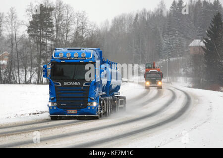 Salo, Finnland - Februar 6, 2016: neue Scania R580 v8-Tank-LKW durch eine ältere Scania Modell auf Winter Straße im Süden Finnlands gefolgt. im Jahr 2015, Scania Stockfoto