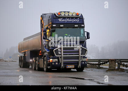 Salo, Finnland - Februar 7, 2016: lila Scania R500 semi Tank-LKW für Massengut an Truck Stop in Salo, Finnland. Scania feiert 125 y Stockfoto