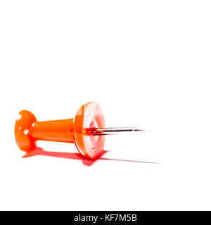 Eine Makroaufnahme eines einzelnen roten push Pin vor einem weißen Hintergrund isoliert. Stockfoto