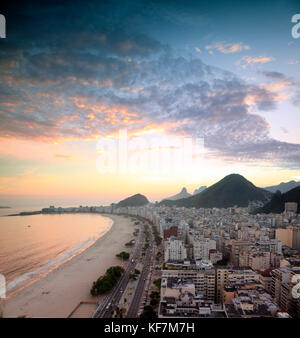 Brasilien, Rio de Janiero, ein Blick auf die Copacabana in der Dämmerung Stockfoto