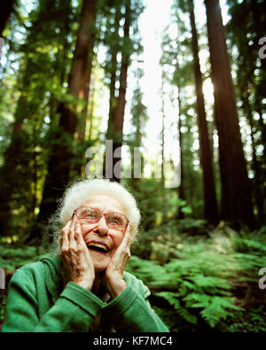 Usa, Kalifornien, Eureka, 103 Jahre alte Frau in den Redwoods in Nordkalifornien lachen Stockfoto