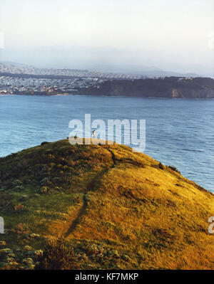 Usa, Kalifornien, Frau wandern in den Marin headlands mit San Francisco in der Ferne Stockfoto