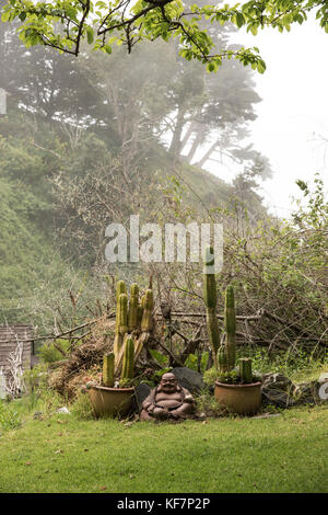 Usa, Kalifornien, Big Sur, Esalen, ein Buddha und Kakteen neben der Schwitzhütte am Esalen Institut Stockfoto