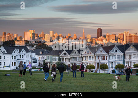 Usa, Kalifornien, San Francisco, nopa, Blick auf die Stadt von San Francisco und die painted ladies von Alamo Park Stockfoto