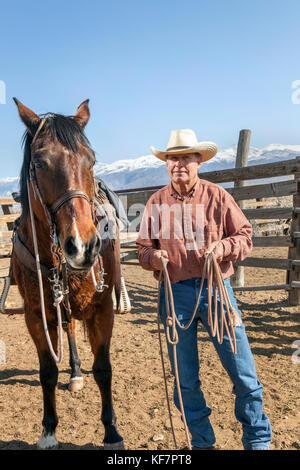 Usa, Kalifornien, Mammut, ein Cowboy steht neben seinem Pferd auf tatum Ranch in Bischof Stockfoto