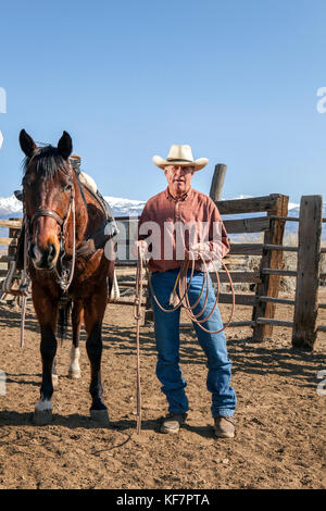 Usa, Kalifornien, Mammut, ein Cowboy steht neben seinem Pferd auf tatum Ranch in Bischof Stockfoto